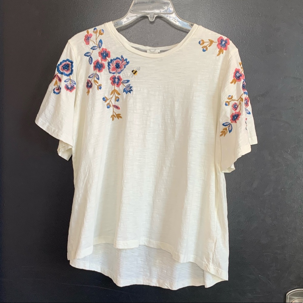 Akemi + Kim Embroidered Flower and Bee Tee Shirt Top Blouse Short Sleeve…